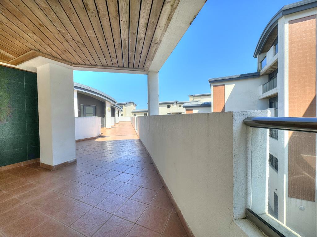 Lot: 120 - TOP FLOOR HOLIDAY APARTMENT FOR INVESTMENT - Communal Landing Access to Apartment